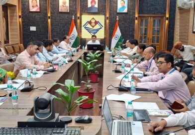 देहरादून में जिला सलाहकार समिति बैठक में एडीएम केके मिश्रा अधिकारियों को निर्देश देते हुए