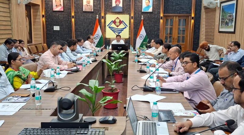 देहरादून में जिला सलाहकार समिति बैठक में एडीएम केके मिश्रा अधिकारियों को निर्देश देते हुए