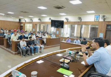 देहरादून नगर निगम सभागार में जनगणना 2027 प्रशिक्षण को संबोधित करते जिलाधिकारी डॉ आशीष चौहान