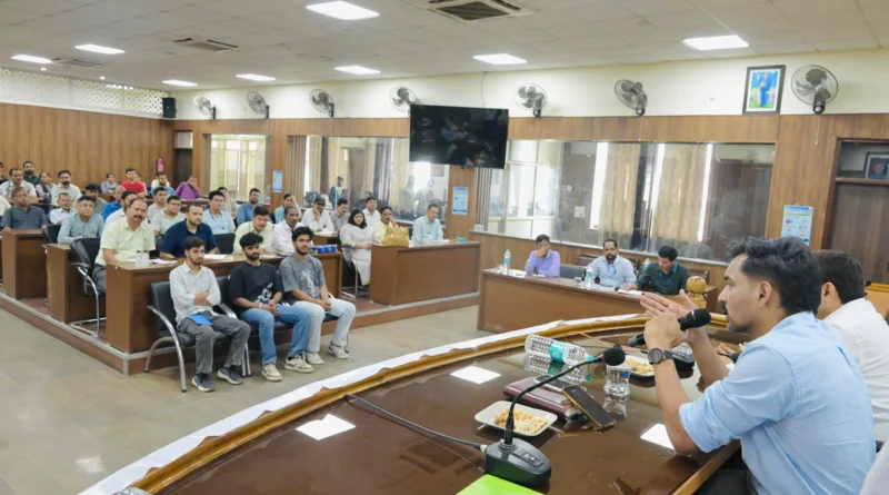 देहरादून नगर निगम सभागार में जनगणना 2027 प्रशिक्षण को संबोधित करते जिलाधिकारी डॉ आशीष चौहान
