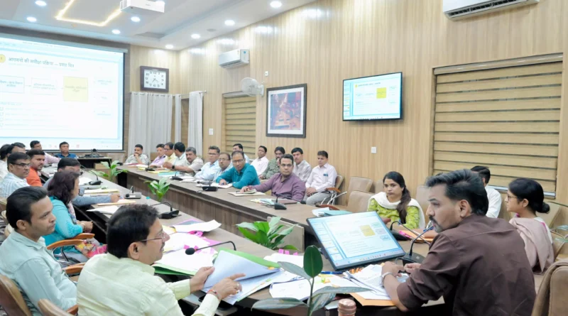 देहरादून जिलाधिकारी डॉ आशीष चौहान ऋषिपर्णा सभागार में आपदा पुनर्निर्माण कार्यों की समीक्षा करते हुए
