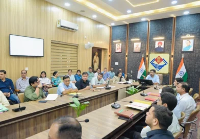 जिलाधिकारी डॉ. आशीष चौहान सरकारी परिसंपत्ति अतिक्रमण समीक्षा बैठक लेते हुए