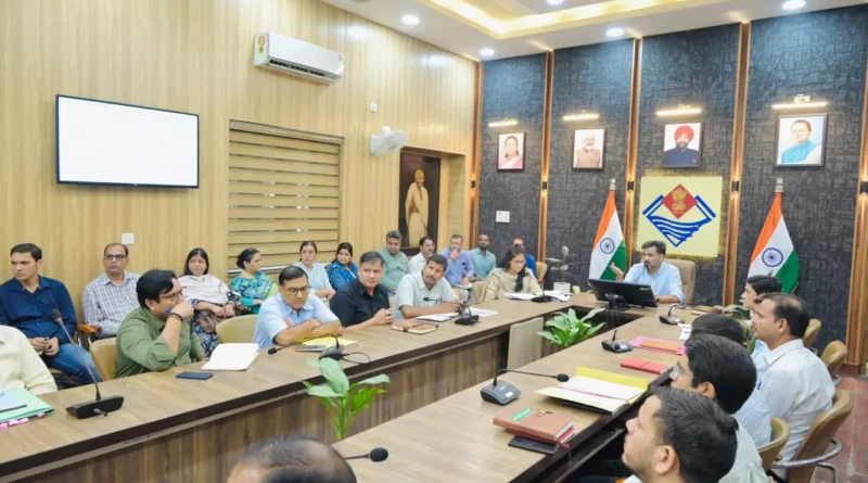 जिलाधिकारी डॉ. आशीष चौहान सरकारी परिसंपत्ति अतिक्रमण समीक्षा बैठक लेते हुए