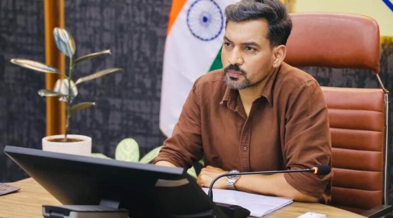 देहरादून में जिलाधिकारी डॉ आशीष चौहान की अध्यक्षता में मासिक समीक्षा बैठक