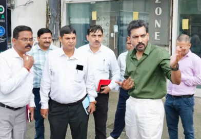 देहरादून में शिमला बाईपास रोड पर गड्ढों का निरीक्षण करते जिलाधिकारी डॉ आशीष चौहान