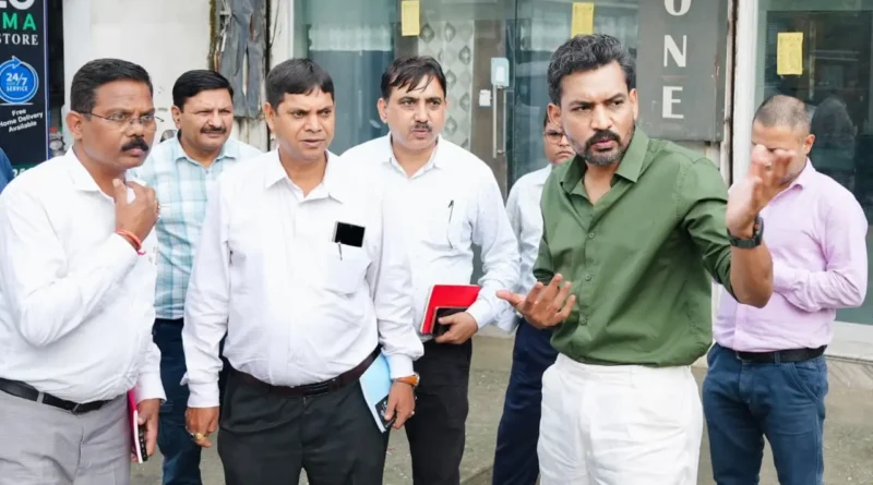 देहरादून में शिमला बाईपास रोड पर गड्ढों का निरीक्षण करते जिलाधिकारी डॉ आशीष चौहान