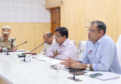 जिला कार्यालय सभागार में जिलाधिकारी गौरव कुमार की अध्यक्षता में मासिक स्टाफ बैठक