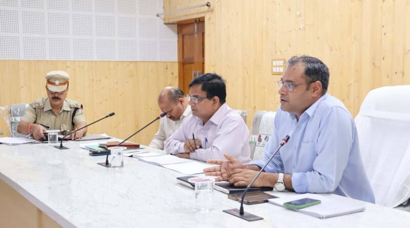 जिला कार्यालय सभागार में जिलाधिकारी गौरव कुमार की अध्यक्षता में मासिक स्टाफ बैठक