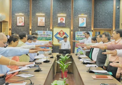 देहरादून कलेक्ट्रेट में ADM केके मिश्रा अधिकारियों को नशा मुक्त भारत अभियान की शपथ दिलाते हुए