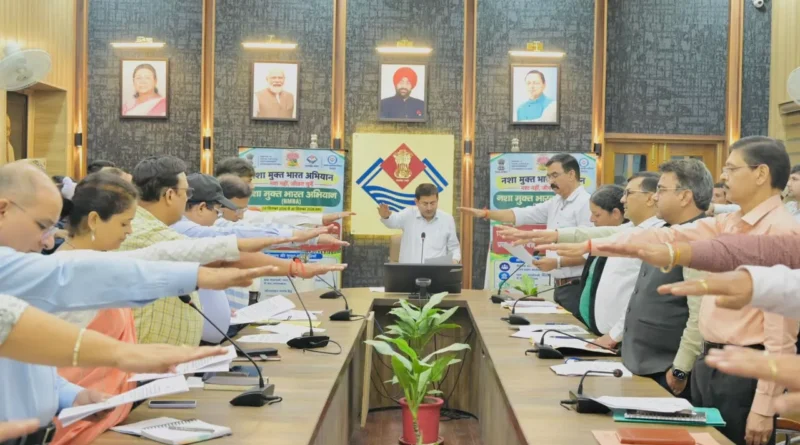 देहरादून कलेक्ट्रेट में ADM केके मिश्रा अधिकारियों को नशा मुक्त भारत अभियान की शपथ दिलाते हुए