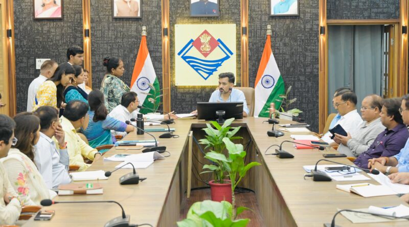 Dehradun Rishiparna sabhagar me Samadhan Diwas me jansunwai karte DM Dr Ashish Chauhan