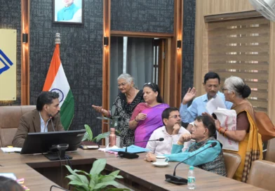 देहरादून कलेक्ट्रेट में राज्य आंदोलनकारी चिन्हीकरण समिति की बैठक लेते जिलाधिकारी डॉ आशीष चौहान