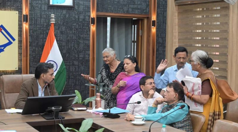 देहरादून कलेक्ट्रेट में राज्य आंदोलनकारी चिन्हीकरण समिति की बैठक लेते जिलाधिकारी डॉ आशीष चौहान