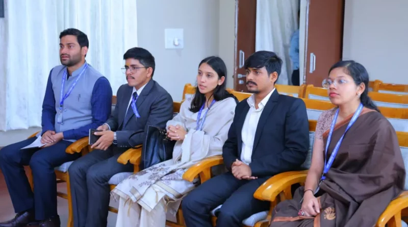 रघुनंदन सिंह तोलिया अकादमी नैनीताल के प्रशिक्षु अधिकारी पौड़ी DM स्वाति भदौरिया से भेंट करते हुए