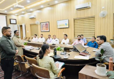 देहरादून ग्रीन बिल्डिंग प्रोजेक्ट निर्माण में देरी पर समीक्षा बैठक करते जिलाधिकारी डॉ. आशीष चौहान