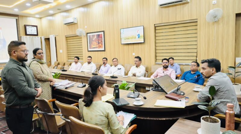 देहरादून ग्रीन बिल्डिंग प्रोजेक्ट निर्माण में देरी पर समीक्षा बैठक करते जिलाधिकारी डॉ. आशीष चौहान