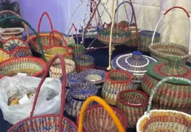 पौड़ी जिला जेल में पिरुल की पत्तियों से हस्तशिल्प उत्पाद बनाते कैदी