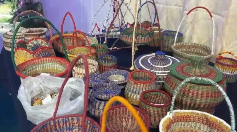 पौड़ी जिला जेल में पिरुल की पत्तियों से हस्तशिल्प उत्पाद बनाते कैदी