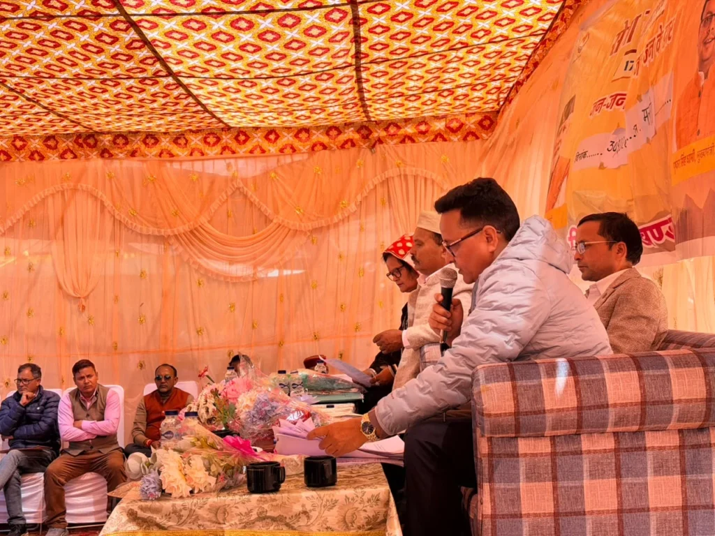 मलारी सेवा संकल्प शिविर में ग्रामीणों के स्टॉल देखते अधिकारी