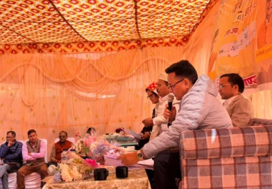 मलारी सेवा संकल्प शिविर में ग्रामीणों के स्टॉल देखते अधिकारी