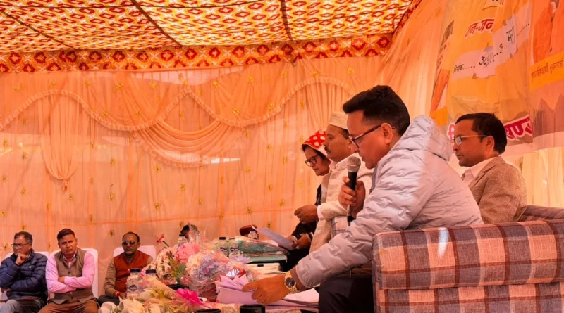मलारी सेवा संकल्प शिविर में ग्रामीणों के स्टॉल देखते अधिकारी