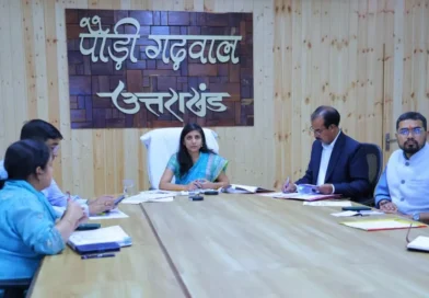 कलेक्ट्रेट में सड़क मरम्मत कार्यों की समीक्षा करतीं पौड़ी डीएम स्वाति एस भदौरिया