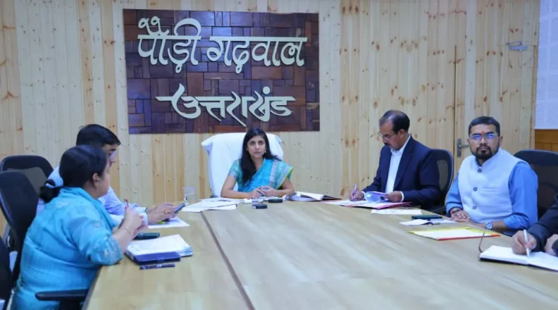 कलेक्ट्रेट में सड़क मरम्मत कार्यों की समीक्षा करतीं पौड़ी डीएम स्वाति एस भदौरिया