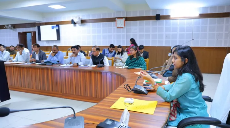 ड़ी कलेक्ट्रेट में जनता मिलन कार्यक्रम में 28 शिकायतें सुनतीं जिलाधिकारी स्वाति एस भदौरिया