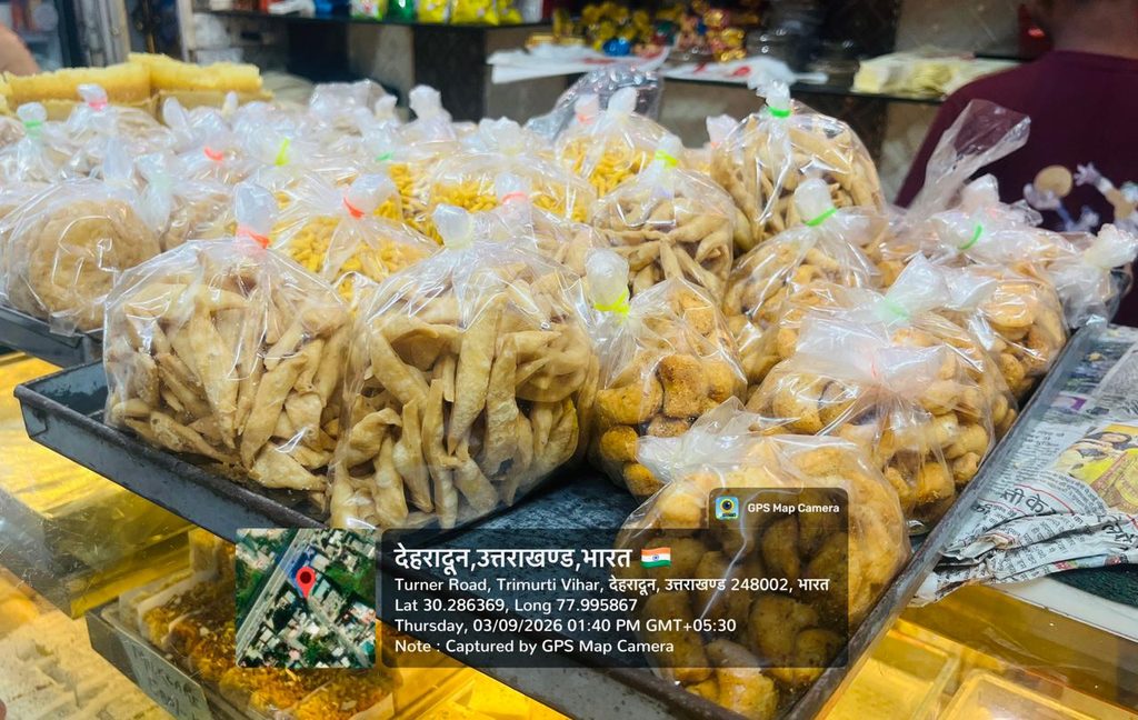 हरादून टर्नर रोड में सिंगल यूज प्लास्टिक पर छापेमारी करती नगर निगम टीम
