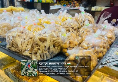 हरादून टर्नर रोड में सिंगल यूज प्लास्टिक पर छापेमारी करती नगर निगम टीम
