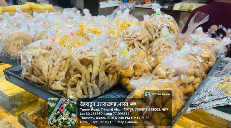 हरादून टर्नर रोड में सिंगल यूज प्लास्टिक पर छापेमारी करती नगर निगम टीम