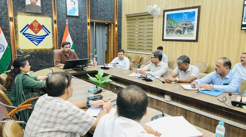 देहरादून में ठोस अपशिष्ट प्रबंधन को लेकर जिलाधिकारी डॉ. आशीष चौहान ने बैठक की