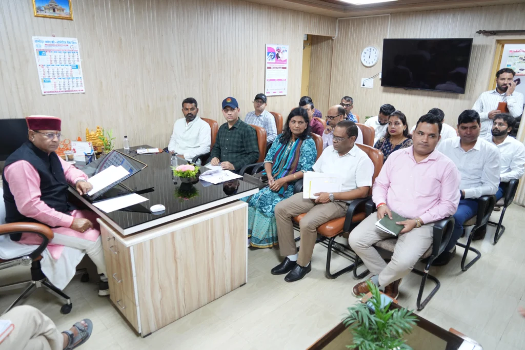 राजपुर रोड विधानसभा विकास कार्यों की समीक्षा करते मंत्री