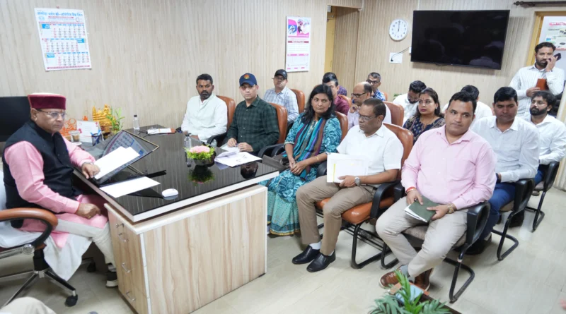 राजपुर रोड विधानसभा विकास कार्यों की समीक्षा करते मंत्री