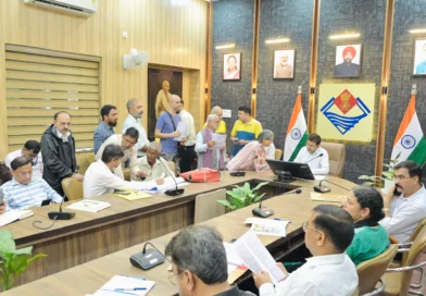हरादून ऋषिपर्णा सभागार में समाधान दिवस पर शिकायतें सुनते अपर जिलाधिकारी केके मिश्रा