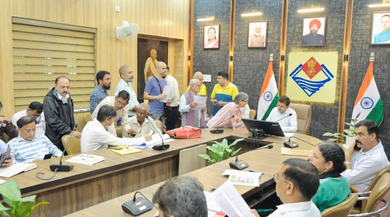 हरादून ऋषिपर्णा सभागार में समाधान दिवस पर शिकायतें सुनते अपर जिलाधिकारी केके मिश्रा