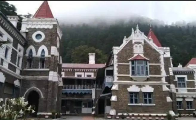 नैनीताल हाईकोर्ट में मंत्री से जुड़े केस से जस्टिस आलोक मेहरा अलग Caption: हाईकोर्ट ने मंत्री वाले मामले को नई पीठ के लिए मुख्य न्यायाधीश को भेजा
