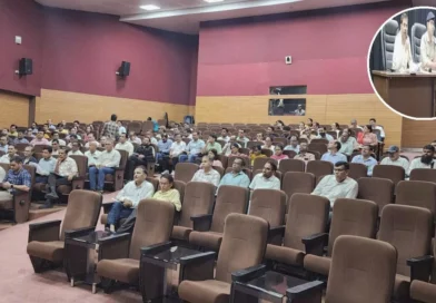 देहरादून यूपीएससी परीक्षा बैठक में ADM केके मिश्रा और अधिकारी