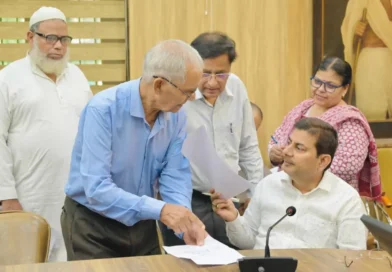 देहरादून समाधान दिवस में शिकायतें सुनते अपर जिलाधिकारी के.के. मिश्रा और स्मृता परमार
