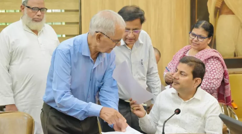 देहरादून समाधान दिवस में शिकायतें सुनते अपर जिलाधिकारी के.के. मिश्रा और स्मृता परमार
