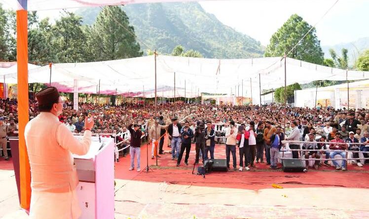 बर्नीगाड़ में विकास योजनाएं शुरू करते मुख्यमंत्री पुष्कर सिंह धामी