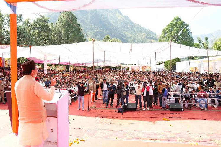 बर्नीगाड़ में विकास योजनाएं शुरू करते मुख्यमंत्री पुष्कर सिंह धामी