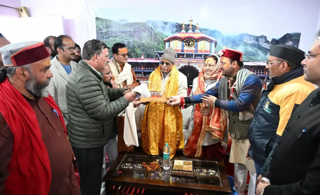 राज्यपाल उत्तराखण्ड डॉ. ढाल सिंह बिसेन भगवान बद्री विशाल के दर्शन करते हुए