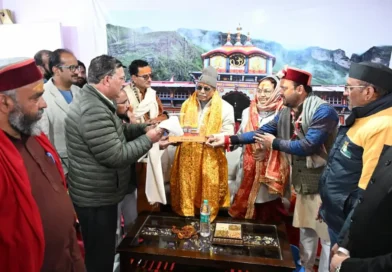 राज्यपाल उत्तराखण्ड डॉ. ढाल सिंह बिसेन भगवान बद्री विशाल के दर्शन करते हुए