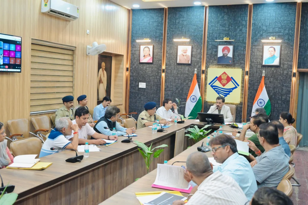उत्तराखंड में आगामी विधानसभा चुनाव को लेकर देहरादून में जिलाधिकारी की अध्यक्षता में हुई चुनावी समीक्षा बैठक