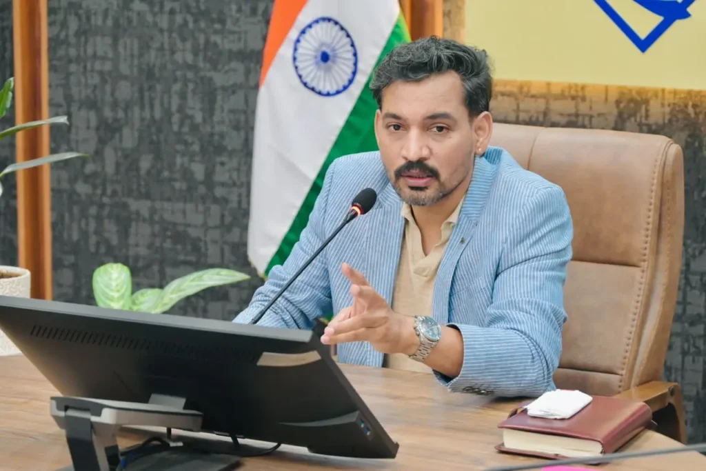 लिंगानुपात सुधार पर बैठक लेते जिलाधिकारी डॉ. आशीष चौहान