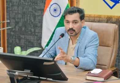 लिंगानुपात सुधार पर बैठक लेते जिलाधिकारी डॉ. आशीष चौहान