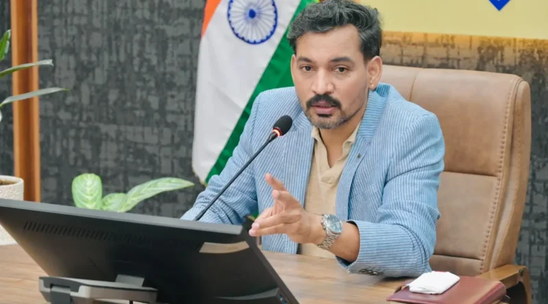 लिंगानुपात सुधार पर बैठक लेते जिलाधिकारी डॉ. आशीष चौहान
