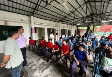 दिव्यांग मतदाता जागरूकता अभियान में रेफल होम में जानकारी लेते दिव्यांगजन