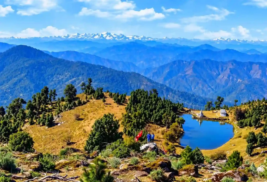 उत्तराखंड के पौड़ी गढ़वाल में स्थित पवित्र ताराकुंड झील और उसके किनारे बना प्राचीन मंदिर।